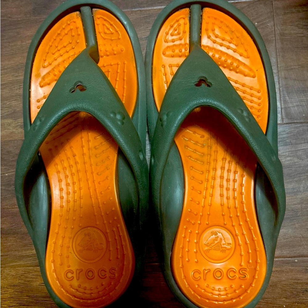 Men’s Crocs flip flop slides sandler size 8 men 10. women